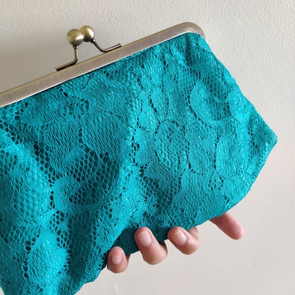 VINTAGE|| Turquoise LACE clutch purse with contrast orange interior - Picture 5 of 9